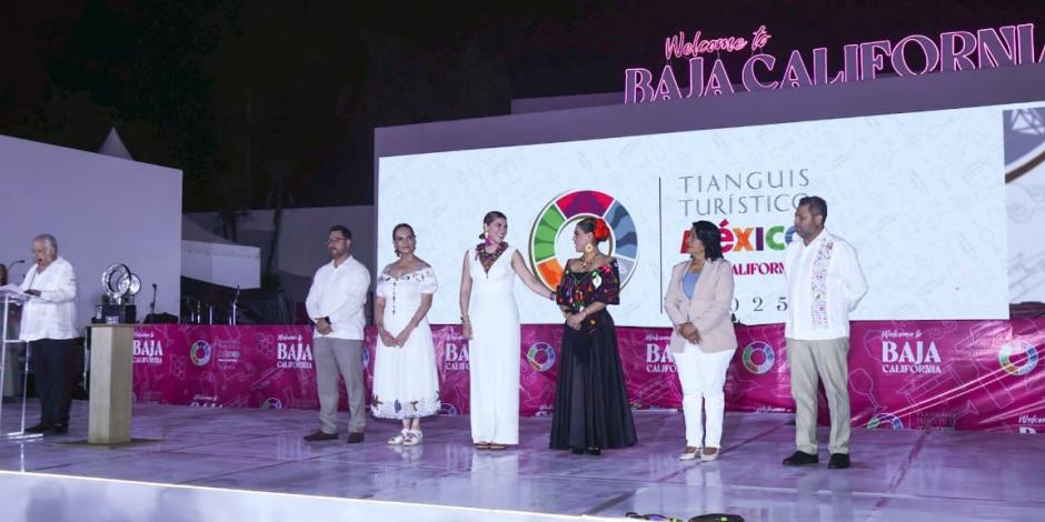 Recibe gobernadora de Baja California estafeta para Tianguis turístico 2025