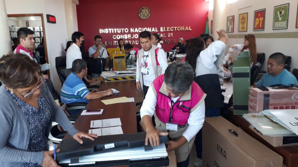 Inician INE e ITE con la entrega de paquetes electorales a funcionarios de casilla