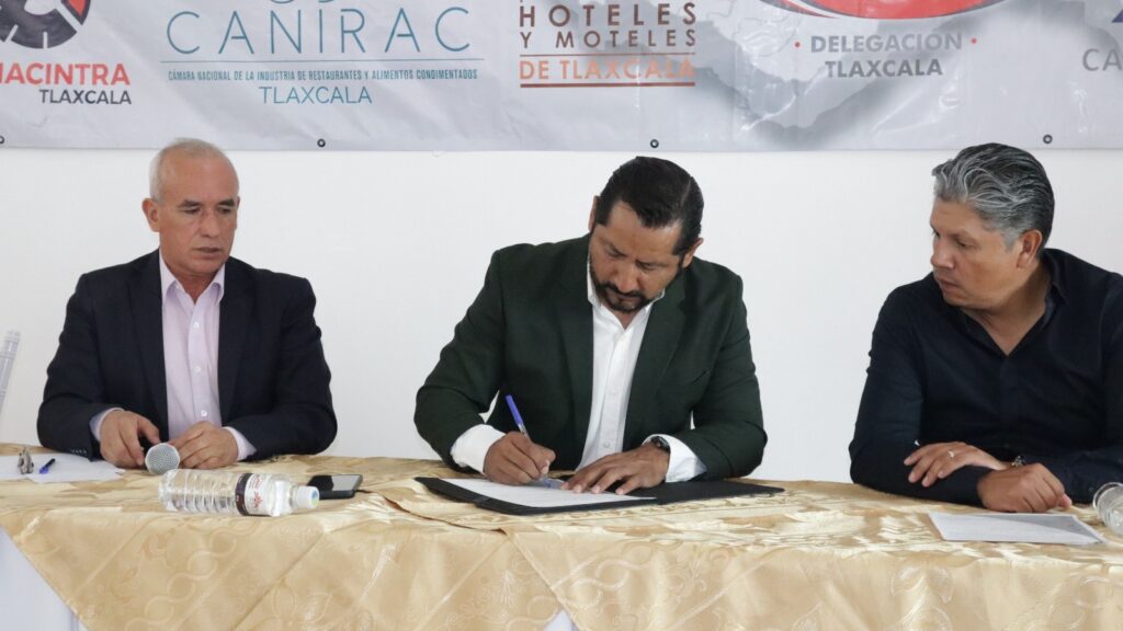 Jorge Mejía, candidato a la Presidencia Municipal por el Partido de la Revolución Democrática (PRD), firmó una serie de compromisos con la Alianza Empresarial de Tlaxcala