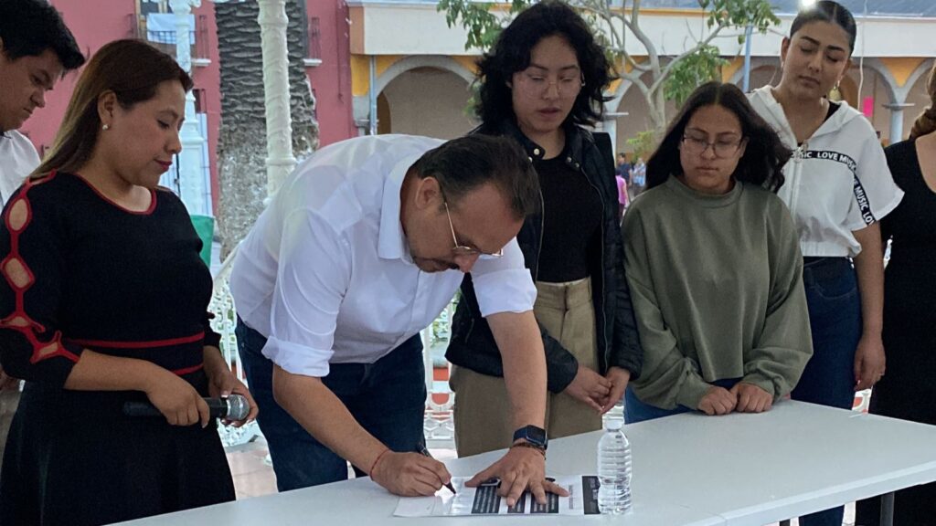 Signa Cambrón la #AgendaJoven como parte de sus compromisos legislativos.