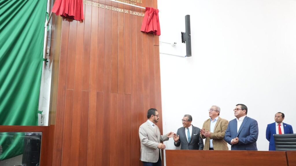 Develan en muros del Congreso el nombre de la Universidad Autónoma de Tlaxcala