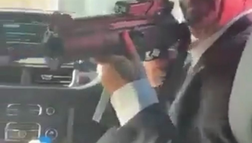 Por apuntar con rifle en auto: despiden al Embajador de Reino Unido en México
