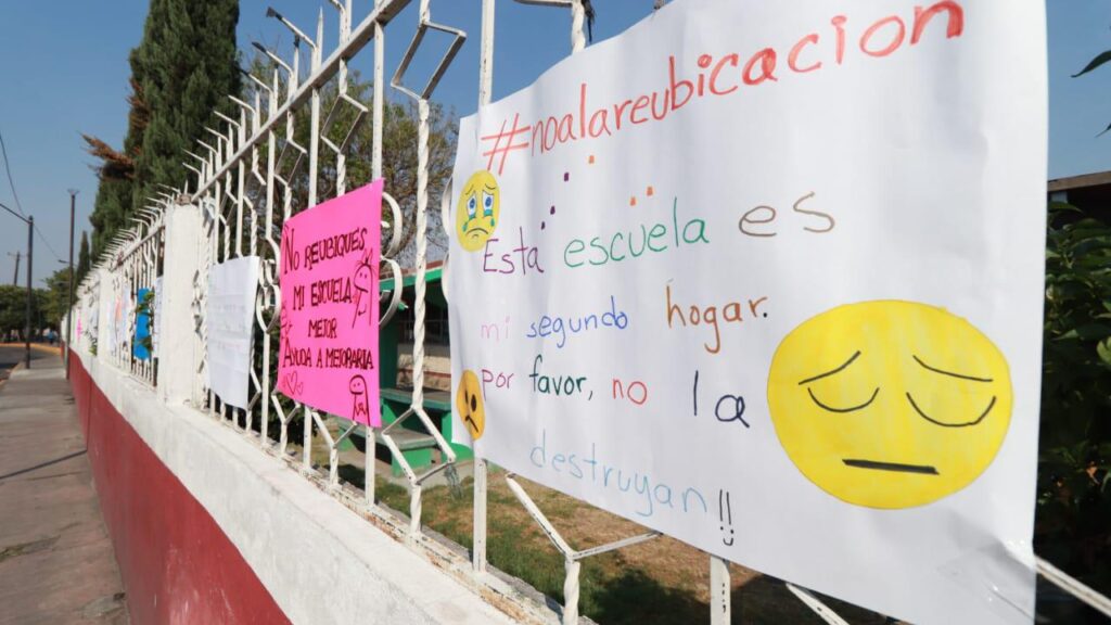 ¡No a la reubicación de la escuela Emiliano Zapata! piden padres de familia