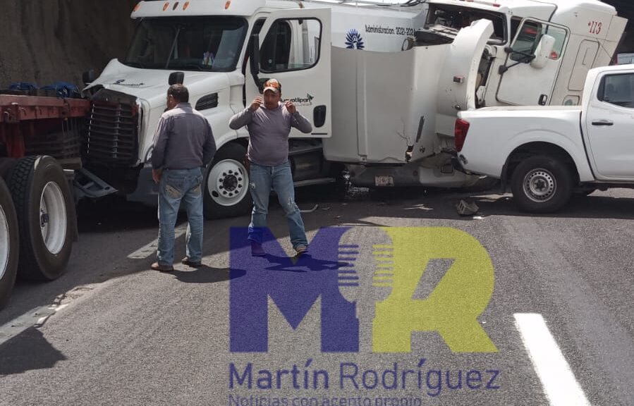 Choque de tres tráileres en puente de Sanctórum paraliza la carretera México-Veracruz
