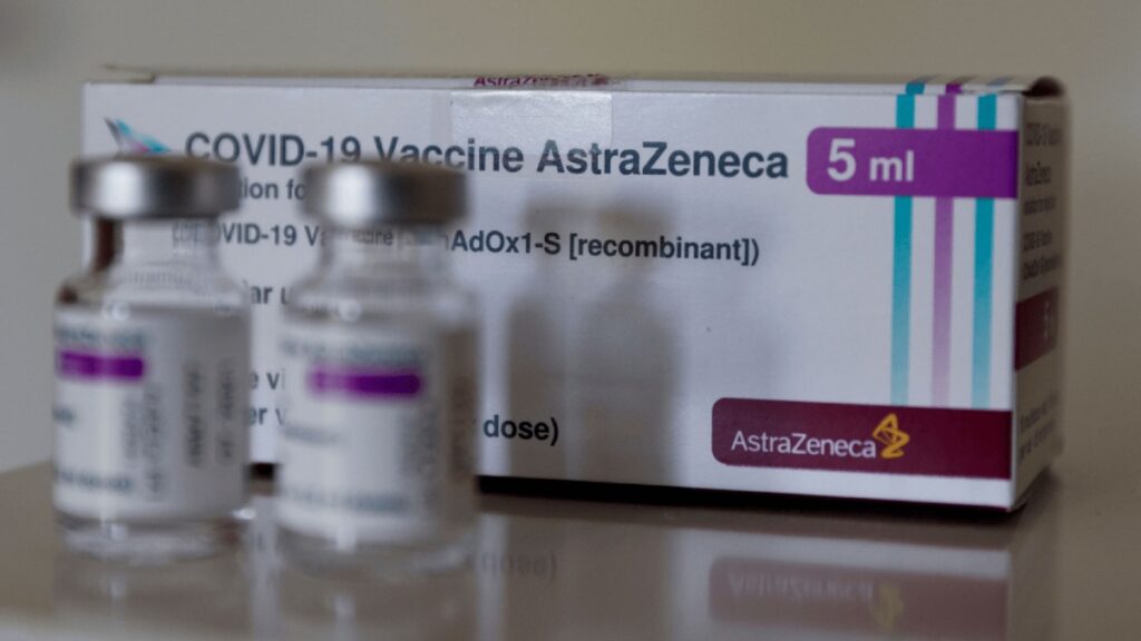 AstraZeneca ‘duda’ de su vacuna: ¿Por qué pidió retirar la autorización de su dosis COVID?