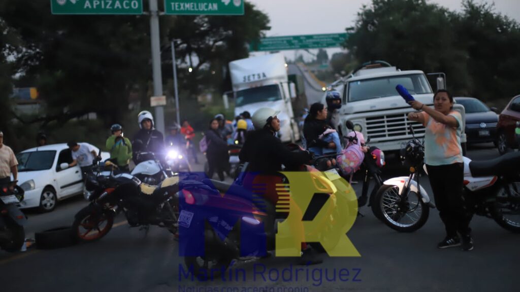 Habitantes del fraccionamiento Arcos Altos de Ixtacuixtla cierran la carretera federal a Texmelucan por falta de agua