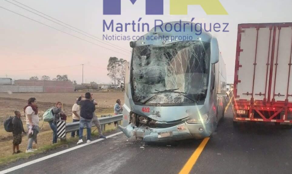 Chocan autobuses de pasajeros en Calpulalpan.  A pesar del percance no se reportaron personas lesionadas