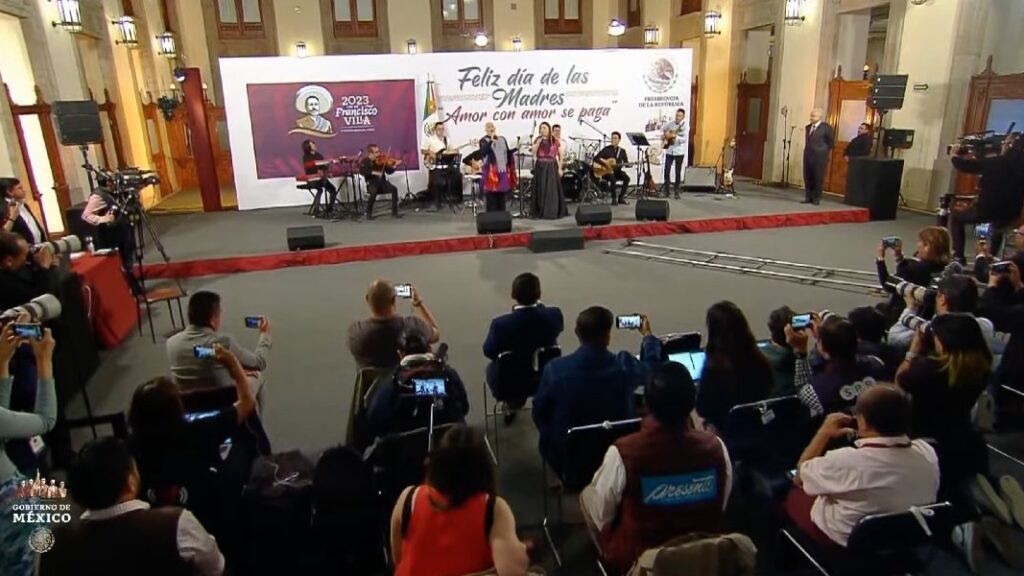 “Felicidades a todas las mamás de nuestro país”: AMLO lleva mariachis a la mañanera