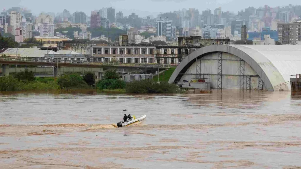 Inundaciones en Brasil: aumentó a 66 el saldo de muertos y los rescatistas trabajan a contrarreloj para evitar una tragedia mayor