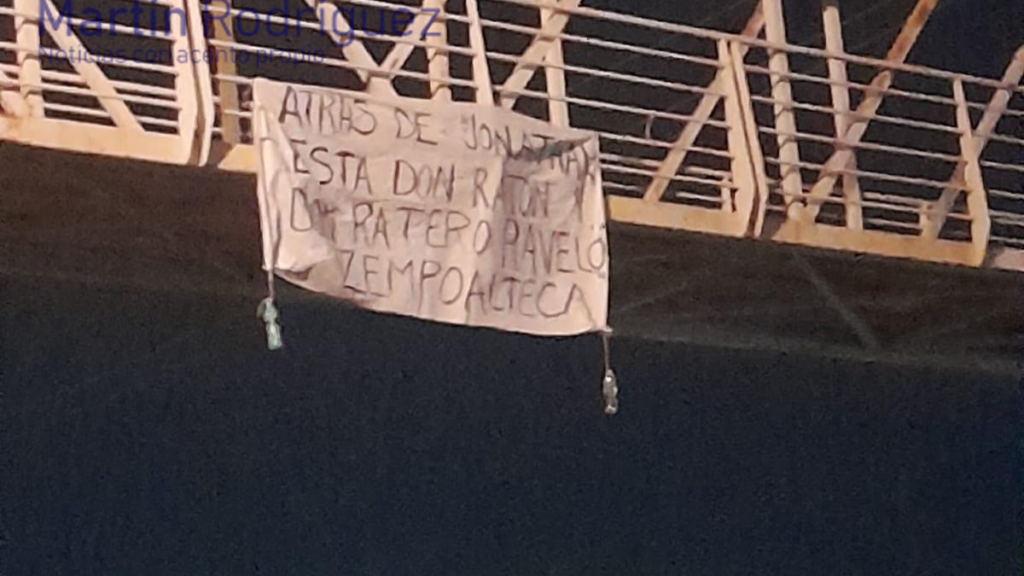 Al estilo del n∆rco dejan manta sobre puente de Totolac para acusar a político tlaxcalteca