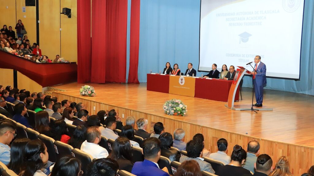 Entrega UATx títulos profesionales