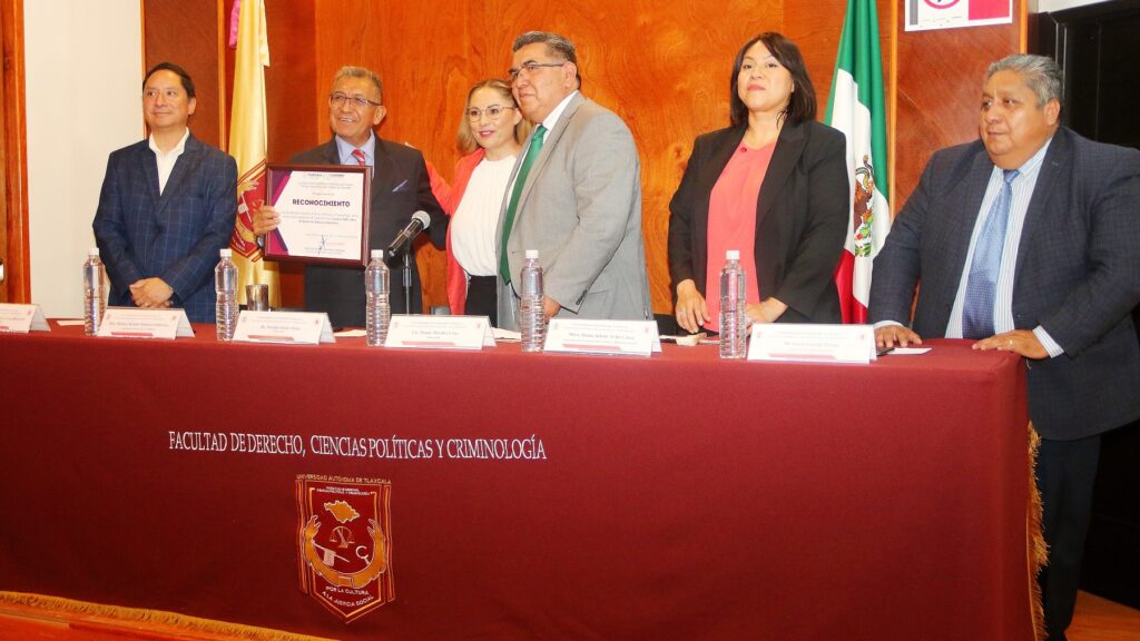 Certifican a Facultad de Derecho de la UATx como espacio libre de humo