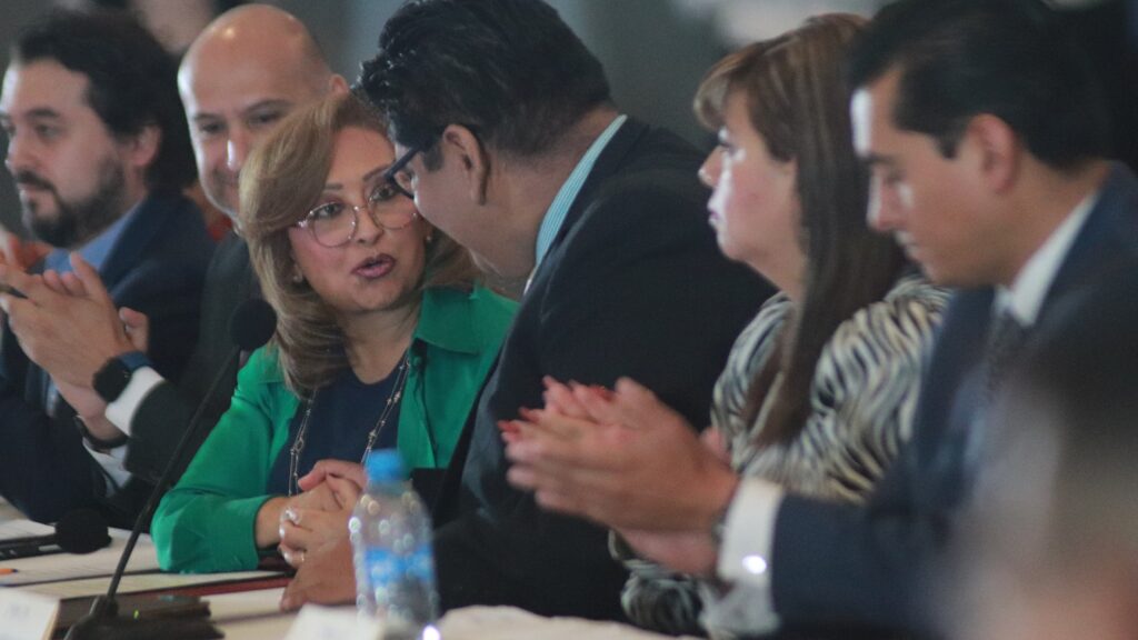Acuerdan mejor salario, capacitación y cero contratación infantil; Noé Altamirano “limitó” información, acusan
