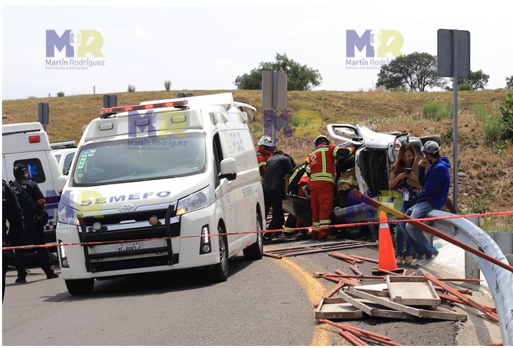 Prensado fallece masculino tras volcar su camioneta en la autopista Puebla-Tlaxcala en la incorporación al periférico