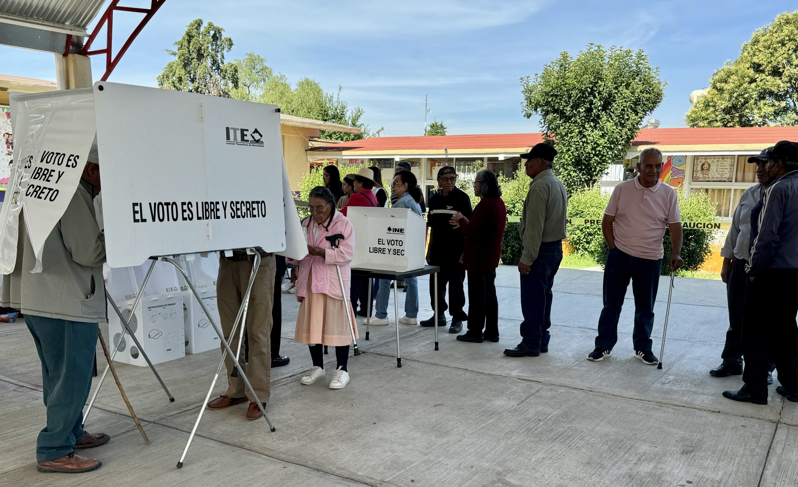 La imagen muestra la masiva llegada de adultos mayores a las urnas