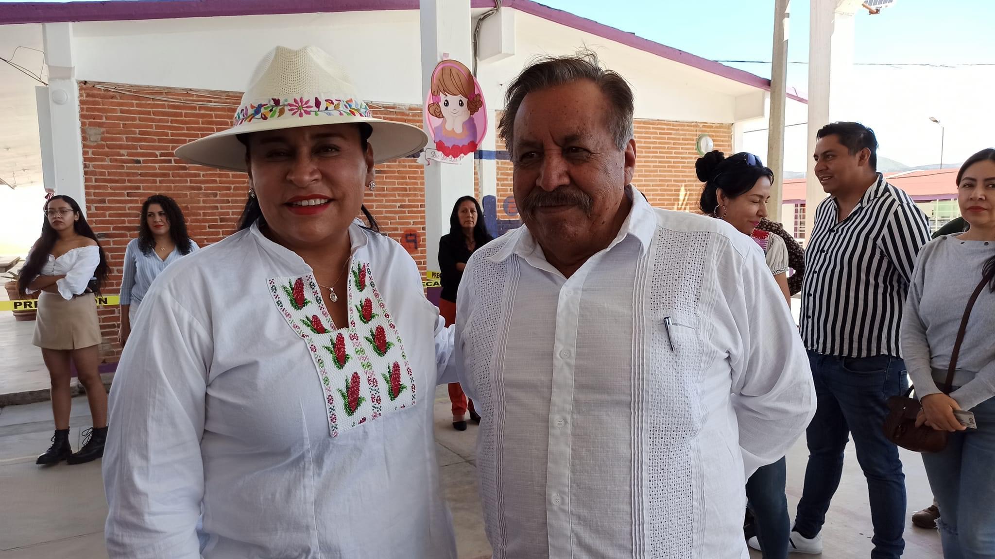 Ana Lilia Rivera posando durante el inicio de la jornada electoral en Calpulalpan 