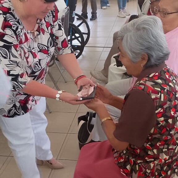 Entrega presidenta municipal de Tlaxcala lentes a personas vulnerables
