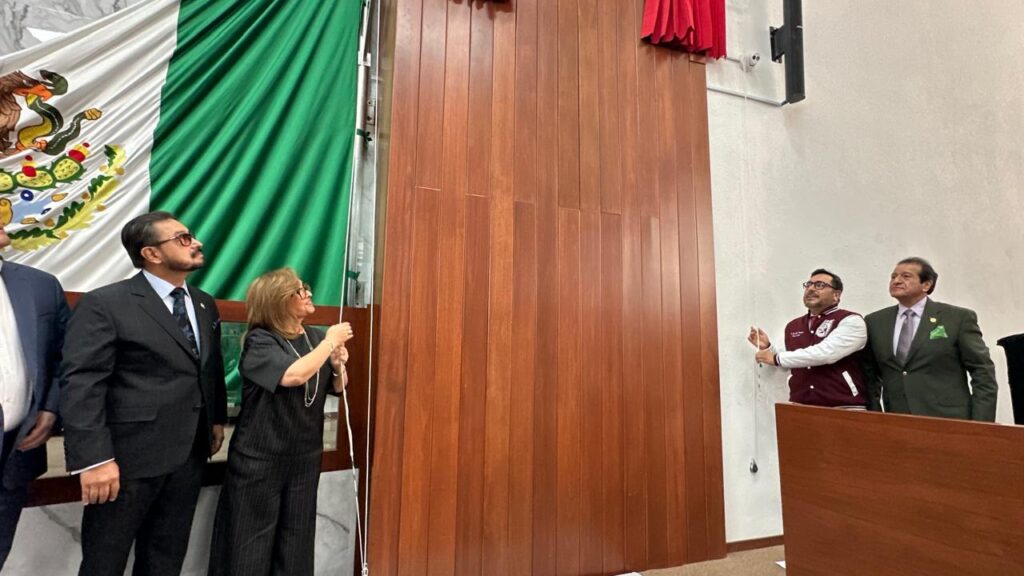 Devela Congreso de Tlaxcala letras doradas en el muro de honor con la leyenda “Instituto Politécnico Nacional”