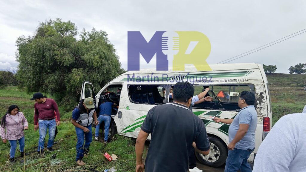 Vuelca colectiva en Teacalco y deja dos lesionados