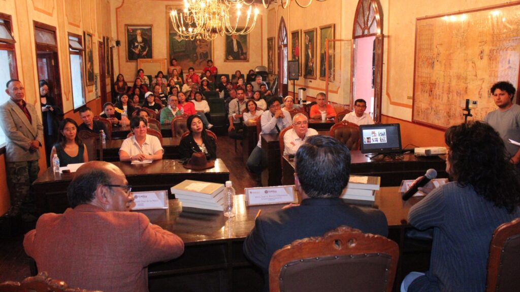 Imparten conferencia sobre salida de las 400 familias en el cabildo capitalino