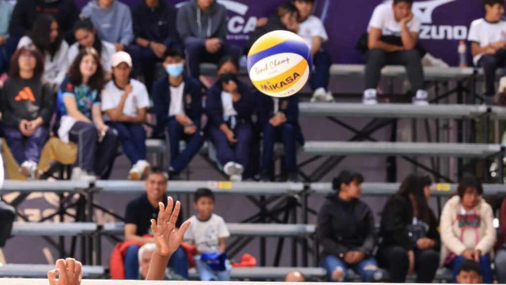 ENCUENTRAN AFICIONADOS AL CLASIFICATORIO PREOLÍMPICO DE VOLEIBOL DE PLAYA, UNA ENTIDAD BELLA Y CON GENTE CÁLIDA