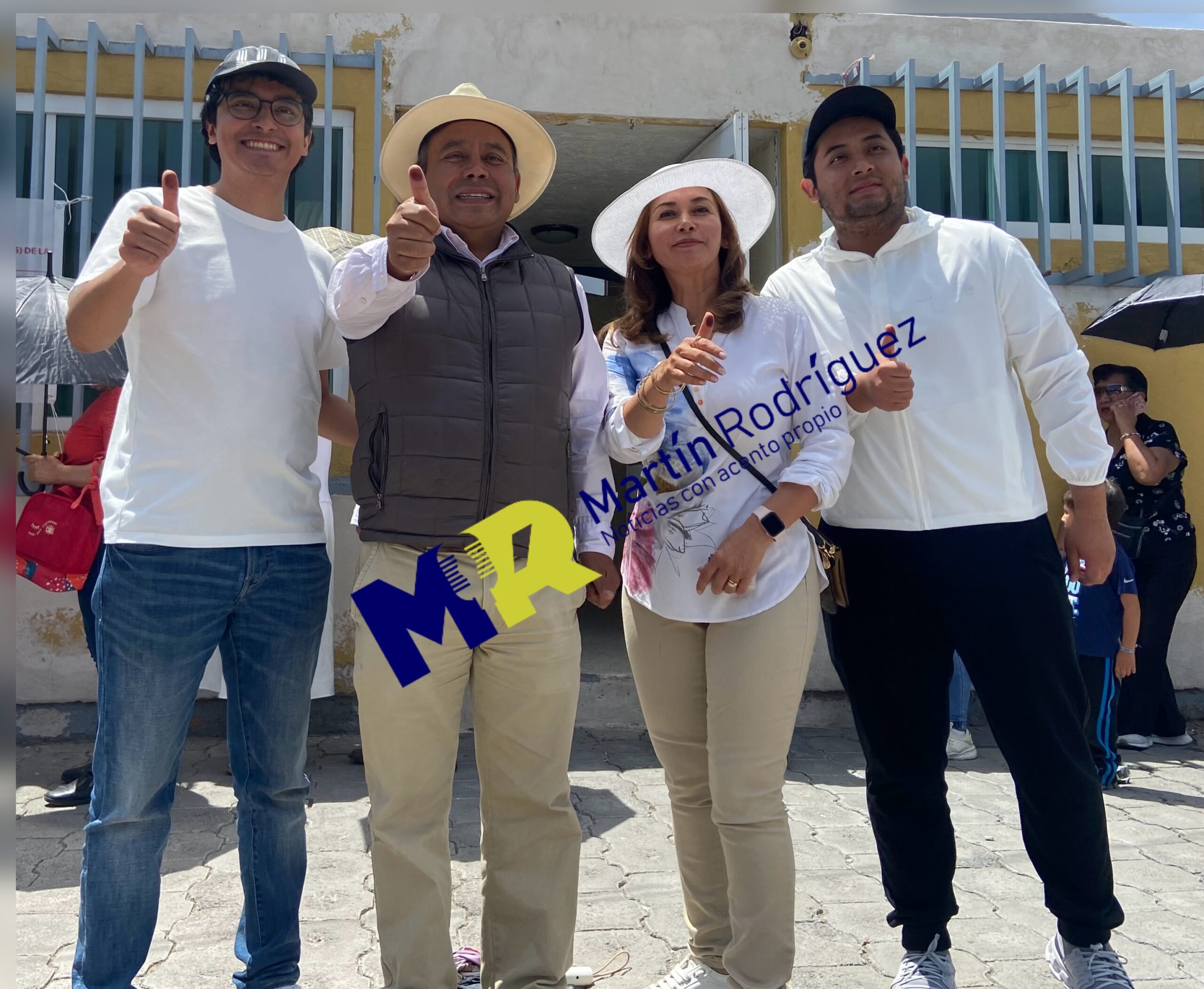 Javier Rivera y su familia posando después de emitir su voto 