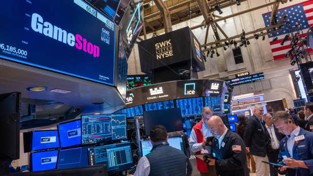 Las acciones de CrowdStrike se desploman en Wall Street tras apagón cibernético