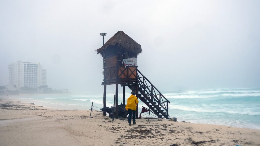 Quintana Roo en alerta naranja: Huracán Beryl causa ‘Peligro alto’