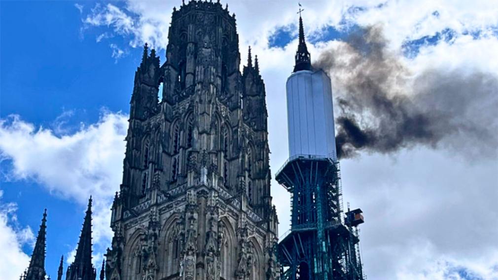 Se incendia la torre de la catedral de Notre Dame en Rouen, Francia: ordenaron evacuar la zona