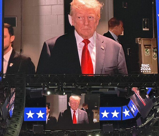 Con parche en la oreja, Trump reaparece en Convención Republicana tras atentado
