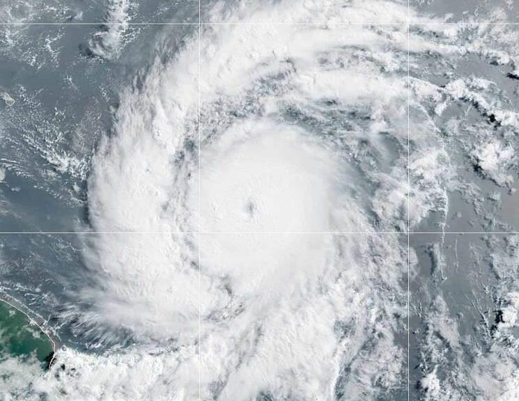 Beryl, un huracán “potencialmente mortal”, impactó este lunes en las Islas de Barlovento