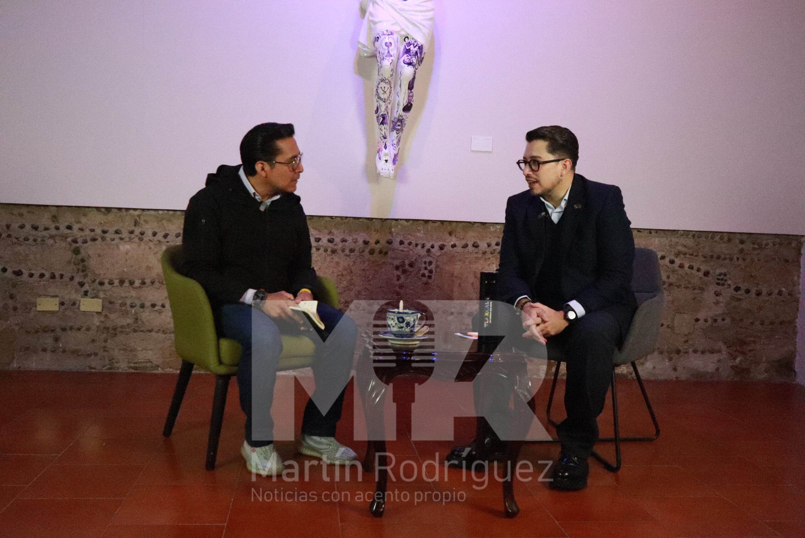 "El origen del Mal" obra de Valerio Gamez, artista rescatado por el arte, destaca al fondo de Antonio Martínez Velázquez, secretario de Cultura, quien fomenta este tipo de exposiciones en una entidad conservadora pero que ha sido receptiva al concepto y al mensaje. Christian Martínez/ Nierika Images