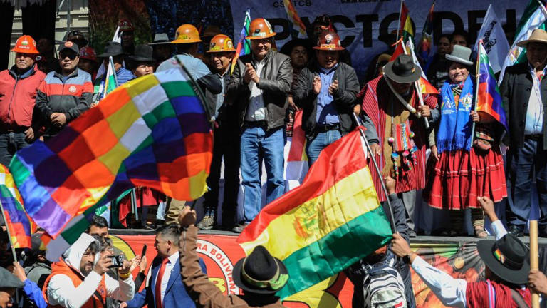 Presidente de Bolivia marcha con gente a dos semanas del intento de Golpe de Estado