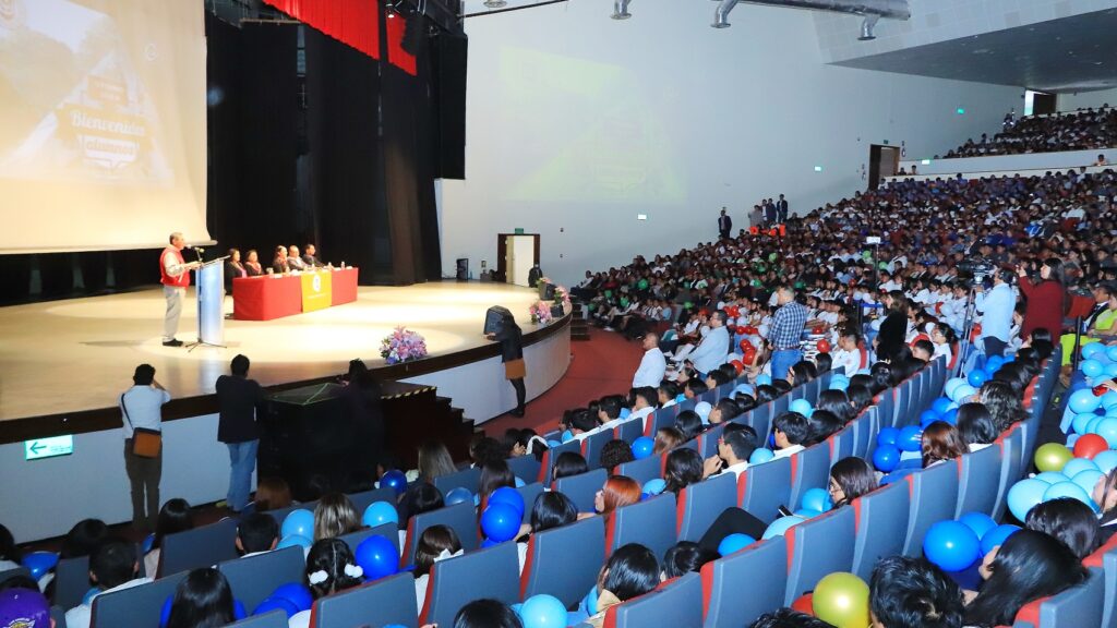 Sentirse orgullosos por pertenecer a la UATx exhorta Rector