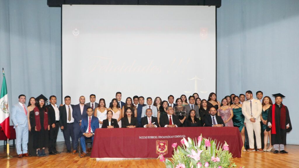 Concluyen su formación en la UATx nuevos profesionales del Derecho