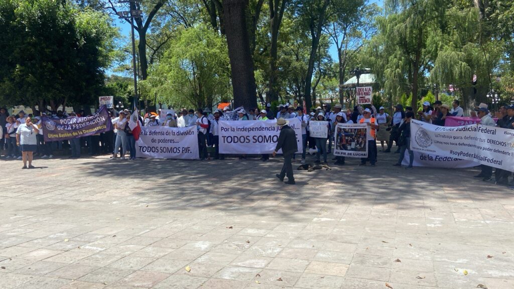 Continúan trabajadores del PJF con manifestaciones; se trasladan a la capital tlaxcalteca