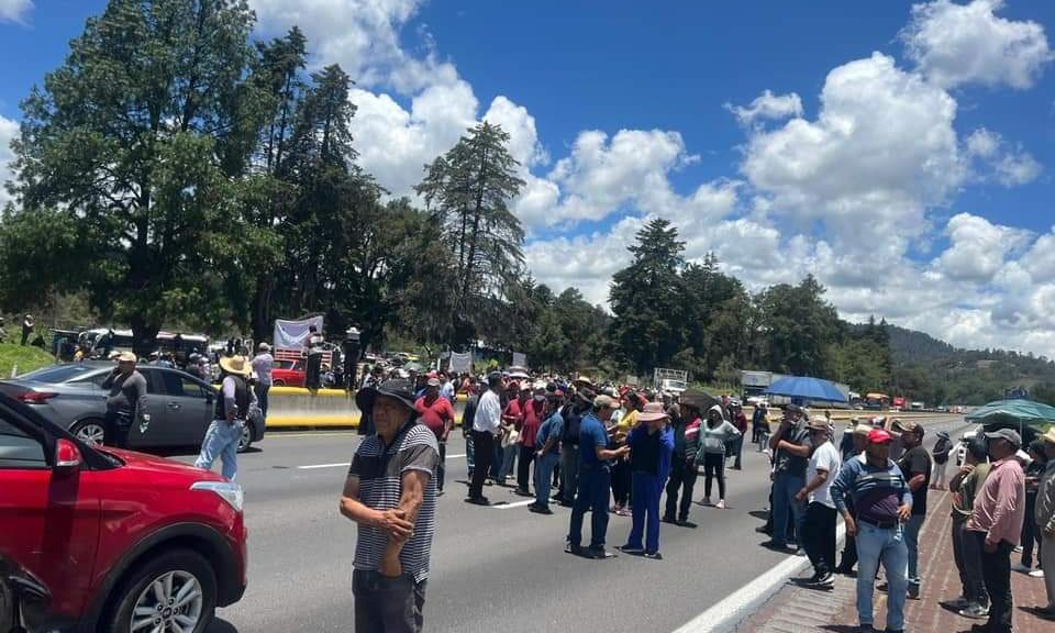 Ejidatarios paralizan la autopista México-Puebla en Santa Rita Tlahuapan