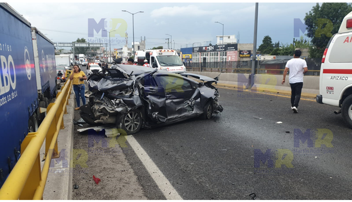 Tráiler aplasta vehículo compacto en Apetatitlán; una familia salva la vida