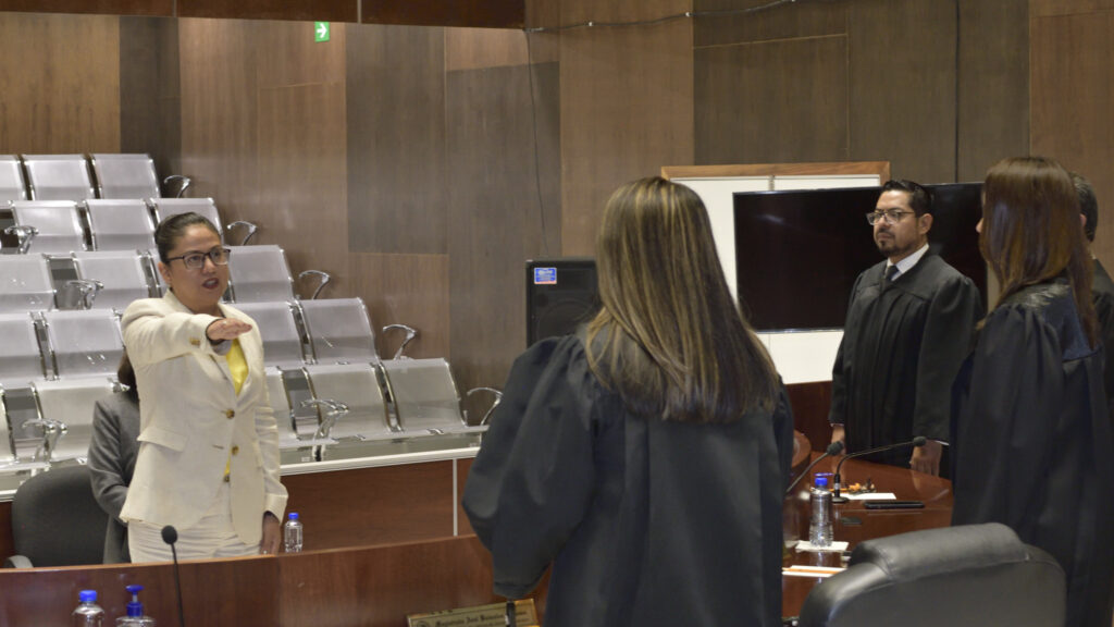 Rinde protesta Alejandra Cósetl ante los plenos del TSJE y CJE
