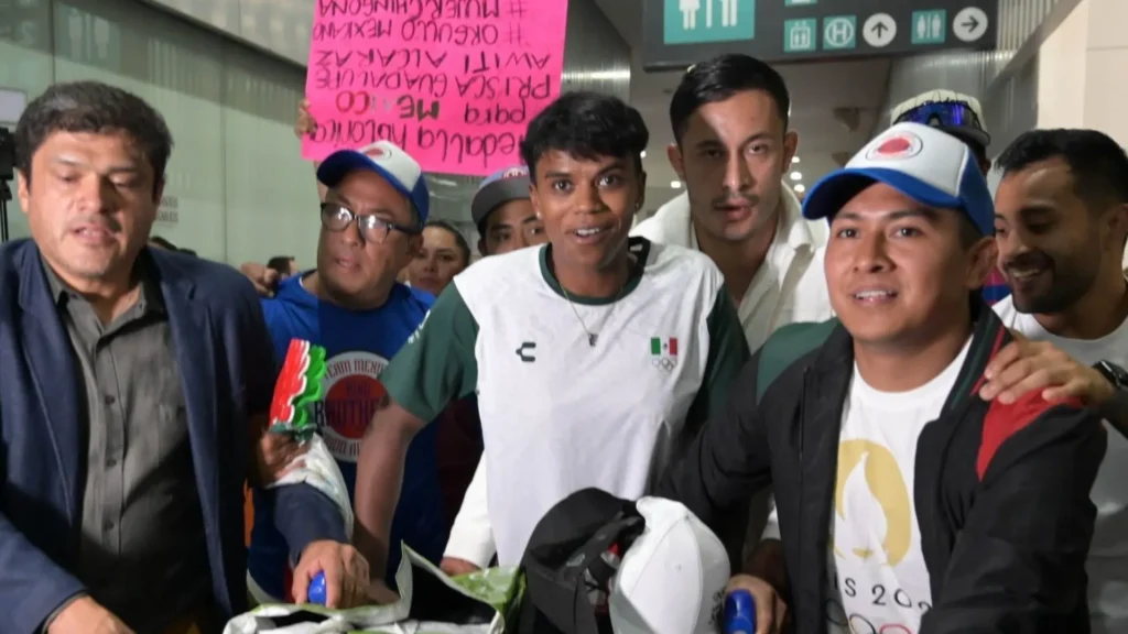 La medallista mexicana Prisca Awiti es recibida con ovación a su regreso de los JJOO