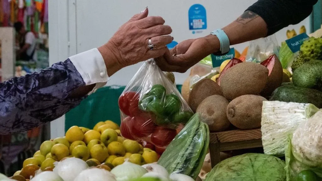 AMLO anota nuevo récord / Número de mexicanos en pobreza laboral cae a 35%, su nivel más bajo desde 2007
