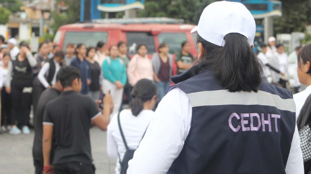 Brindó CEDHT acompañamiento a manifestación de estudiantes de la Normal Rural de Panotla