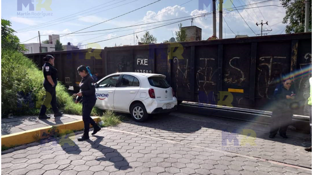 Vehículo de Danone intenta ganarle el paso al tren y es embestido por la “bestia” en Santa Cruz Tlaxcala