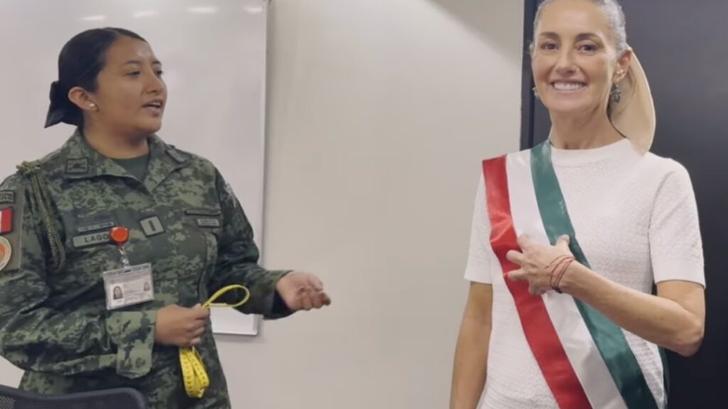 Claudia Sheinbaum se prueba la banda presidencial y reitera: ‘es presidenta con a’