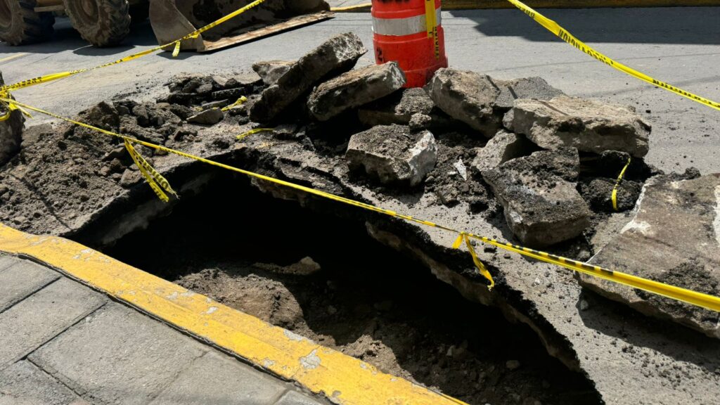 Reparan socavón en centro de Santa Ana, permanecerá cerrada la vialidad tres días
