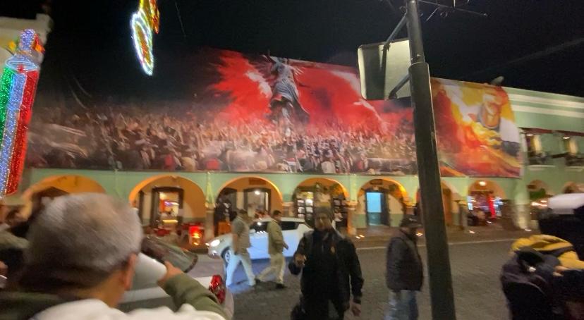 Retiran lonas patrias del Portal Hidalgo; incumplían con reglamentos del INAH