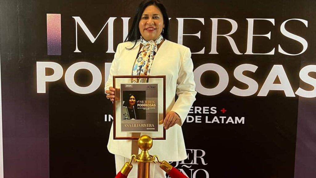 Recibe Ana Lilia Rivera el reconocimiento The One las 30 Mujeres más Poderosas de LATAM