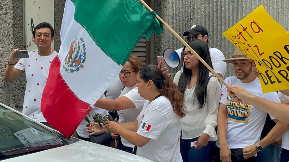 Reciben a ministra Loretta Ortiz con ‘pastelazo’ en protesta contra reforma judicial en Nuevo León