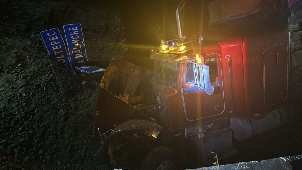 Vuelcan y abandonan tráiler en la carretera federal México-Veracruz, zona Huamantla