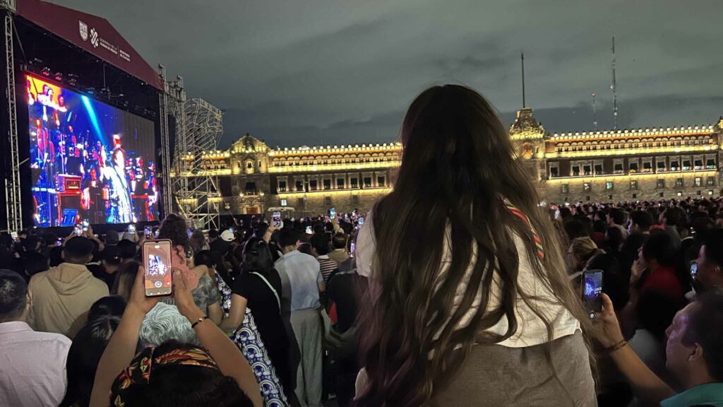 El divo eterno triunfó otra vez con la proyección de sus 40 de artista en el Zócalo